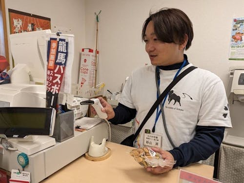 村の産品を販売しながらコミュニケーションをとる