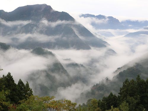 重なり合う山々が望める