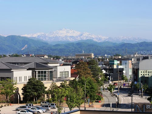 市街地から見た白山