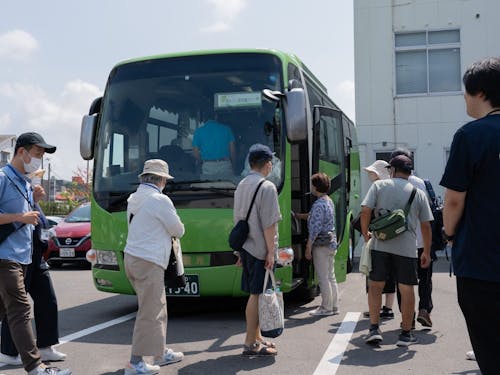 専用バスでご案内します。