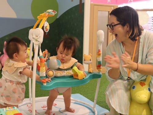 とても楽しそうに育児されています♪