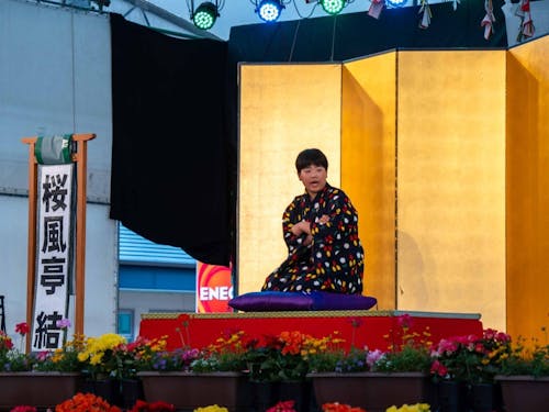 学校伝統の子ども落語では、大勢の観客の前で堂々と一席披露