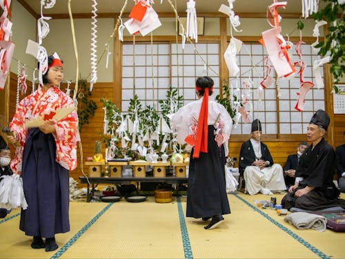 冬の夜神楽では、子どもも年長者に混じって練習を重ね、神楽を舞います