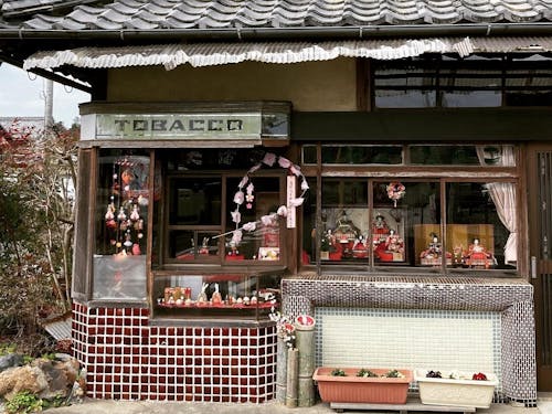 古いタバコ屋さんもイベントではひな人形が飾られます
