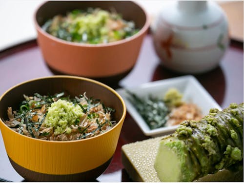 看板メニュー、地元安曇野のワサビをお客様自身がすりおろしてつくるわさび丼