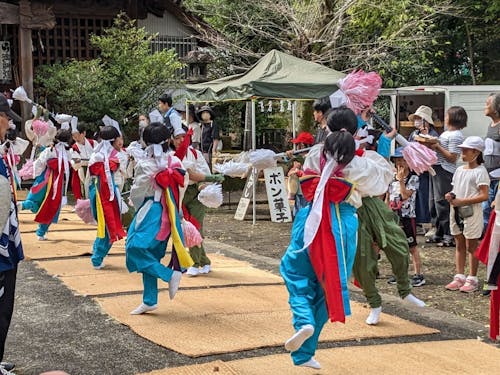 地元に伝わるお祭りは多くの参加者で賑わいます