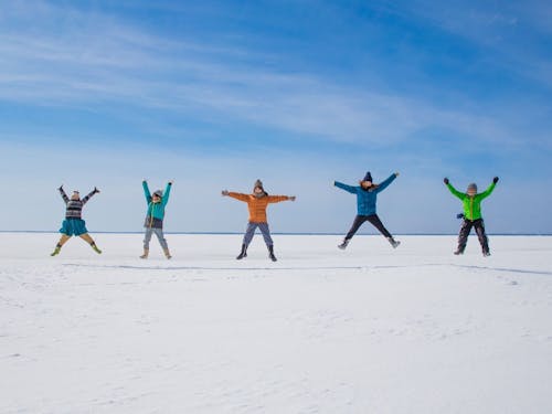 日本唯一、凍った海を歩けるまち。野付半島の内湾で「氷平線ウォーク」の体験が可能!
