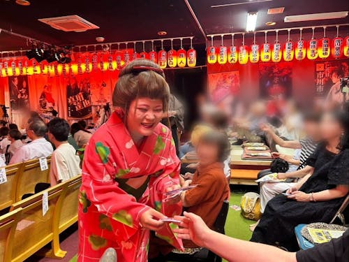 商店街の店主たちが出演する大衆演劇「森本商店街一座」にも参加！