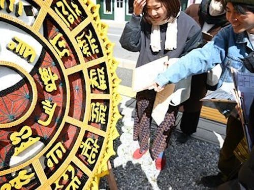 左義長まつり製作現場にもお邪魔する予定です(写真は昨年開催のまち歩きの様子)