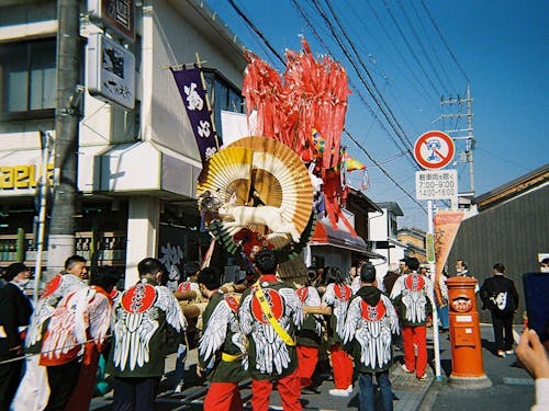 旧市街の細い路地を、各町の左義長が順に並んで進みます(一昨年の様子)