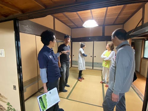 町内の空き家見学の様子２