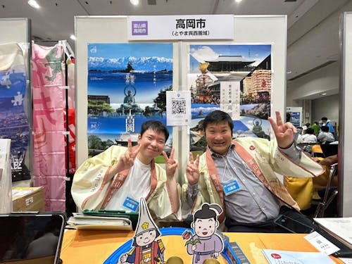 移住フェアの様子。いつも一緒の高岡市の職員さんと、相談者の方が撮ってくれた一枚