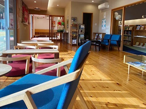 町のコミュニティ図書館で先輩移住者との交流会も行います