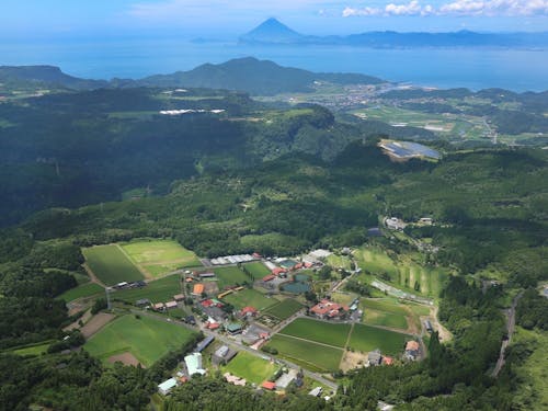 「花の木農場」の上空から撮影した南大隅の街並み