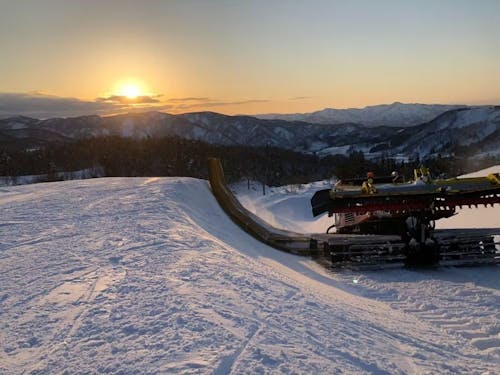 湯殿山スキー場にてR天国をつくる様子