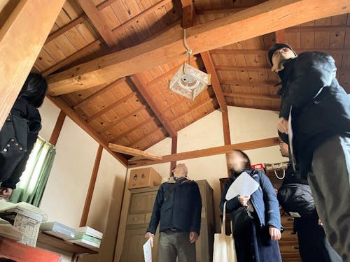 空き家の内観見学の様子