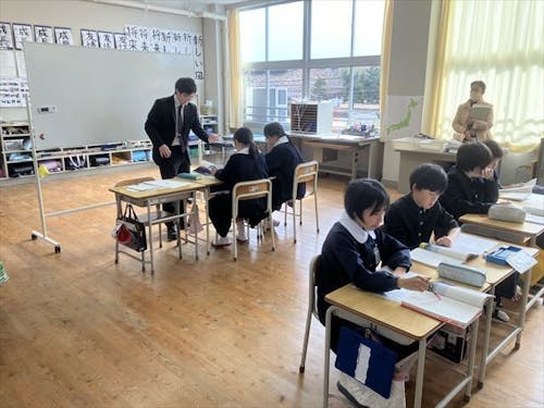 複式学級の様子。学年ごとに教室の前後に分かれて授業を受ける。