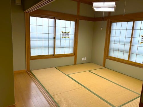 全室和室で各部屋にはエアコン、冷蔵庫が完備してあります。