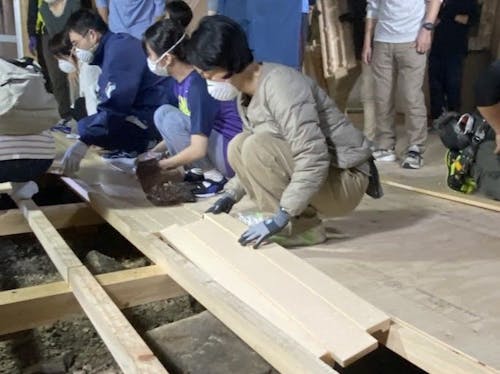 昨年度の様子(床下断熱作業)