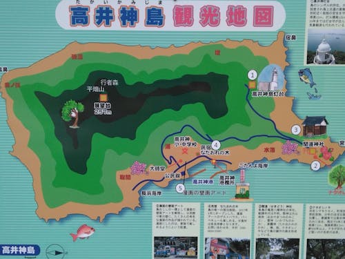 島の地図。集落から神社と灯台に通じる道があります