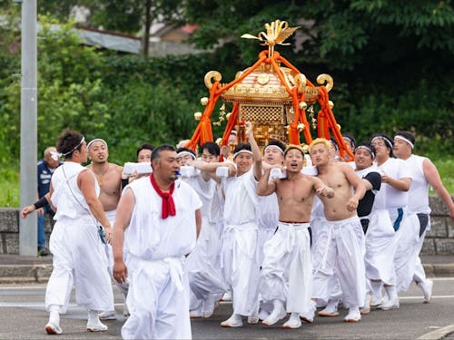 苫前神社祭りで神輿を担いだメンバー!人数が少なくても町の文化を守り続けていく!
