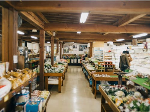 野菜や果物、町の飲食店が出品する調味料やお菓子などがずらり