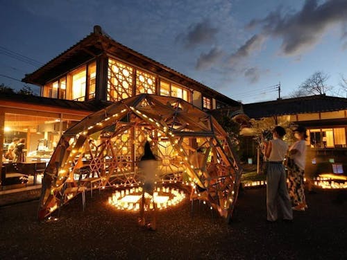 林邸・秋の風物詩「秋宵のあかり」美術作家の展示と幻想的な中庭のライトアップ