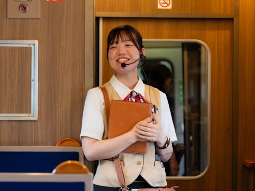 乗車中でのお仕事は、日光市のご案内をはじめ、乗客の方々の接客を中心におもてなし♪