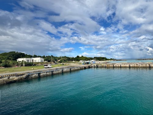 船から見た鳩間島