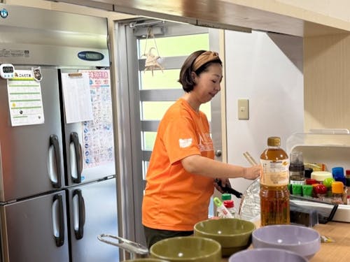 つばさ寮にて子どもたちの食事をつくる地域おこし協力隊の加藤さん