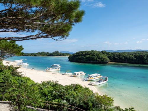 八重山諸島より沖縄県石垣市(石垣島)。写真は川平湾。