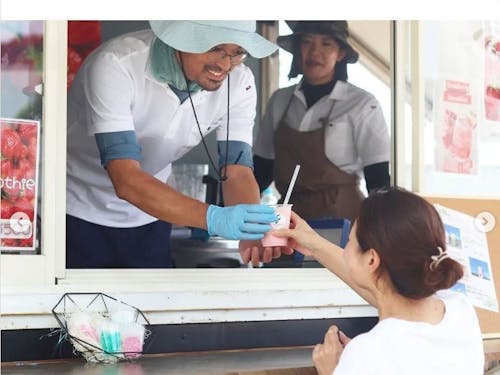 キッチンカーで自慢のいちごのスムージーを提供する磯田さん