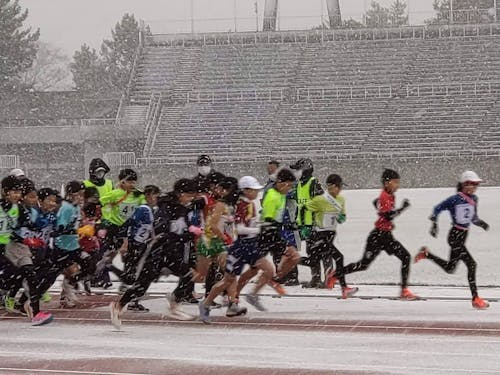 3年連続雪！｢きんかんなまなま駅伝｣は吹雪の中記録写真を撮影