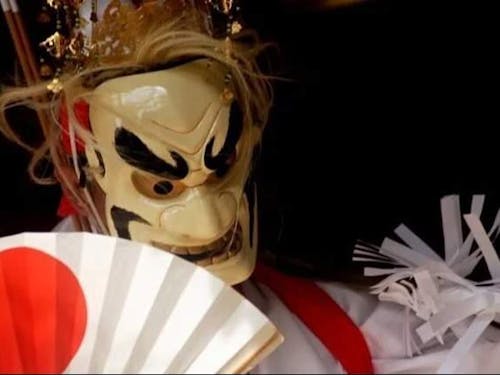 古くから伝わる神楽。かつての人々の日々の安寧を願う姿が浮かび上がります。