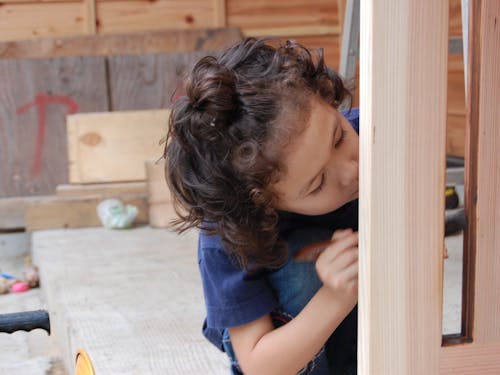 娘も玄関ドアの塗装を手伝ってくれました