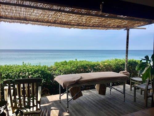 夏が終わった9月ごろには海辺のデッキで施術することも