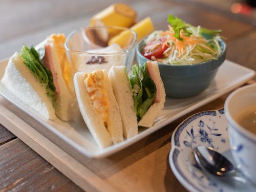 cafe mimosa さんの美味しいサンドイッチとデザートセットとともに