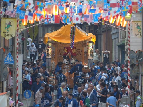 普段は静かなまちが、ハレの日には大きく姿を変える