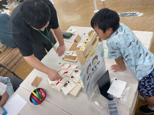 小学生が「作ったものを売ってみたい」と出店。陳列を工夫し、お客さんに商品説明