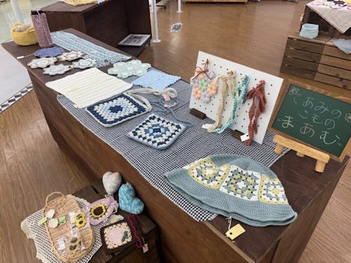 アクセサリーや日用雑貨、焼き菓子などジャンルもさまざま。グループ出店も多い