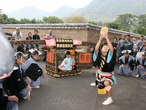 据えた御駕籠の前で草履を持って舞う「草履舞」
