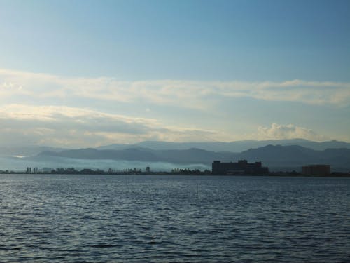 【片山津温泉】朝日に照らされた柴山潟と、山並みにかかる霧が幻想的。
