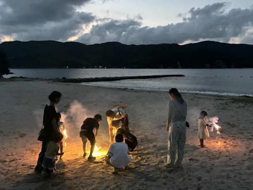 みんなでビーチで花火遊びの様子