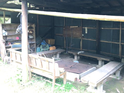 ゲートボール場に隣接する屋外囲炉裏。贅沢な楽しみ、運動後のBBQを復活させます!