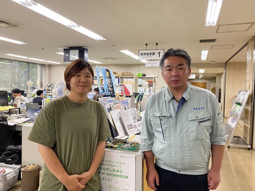 先輩隊員の濱田さんと農務畜産課の松本さん