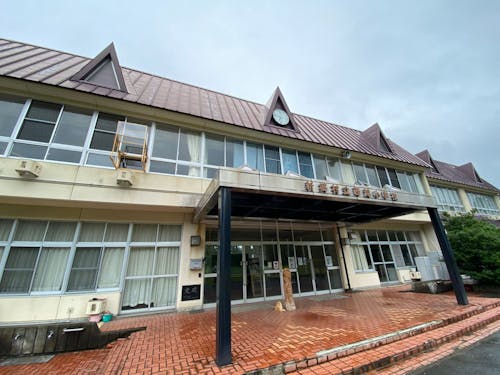 旧西越小学校は地域住民の思い出がつまった学び舎です。