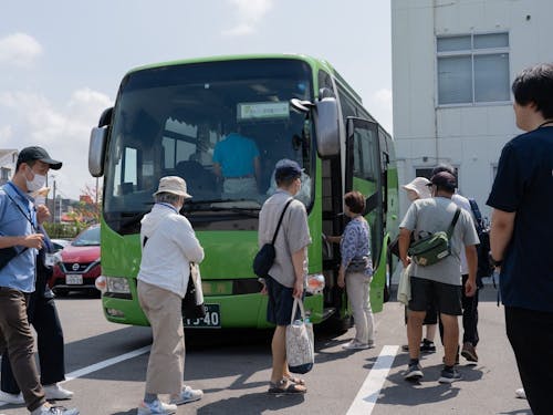 専用バスでご案内します。