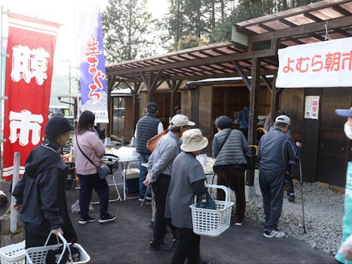 よむら朝市の様子