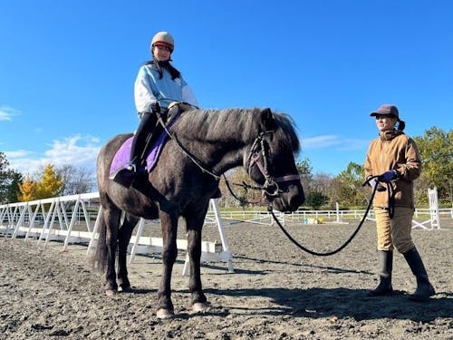小・中学校では乗馬の授業もあります!