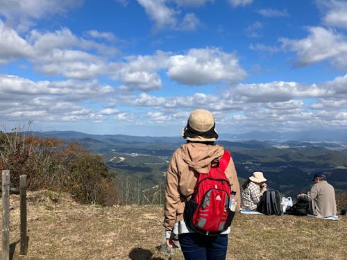 若須岳頂上からは、白山連峰や日本海が望めます